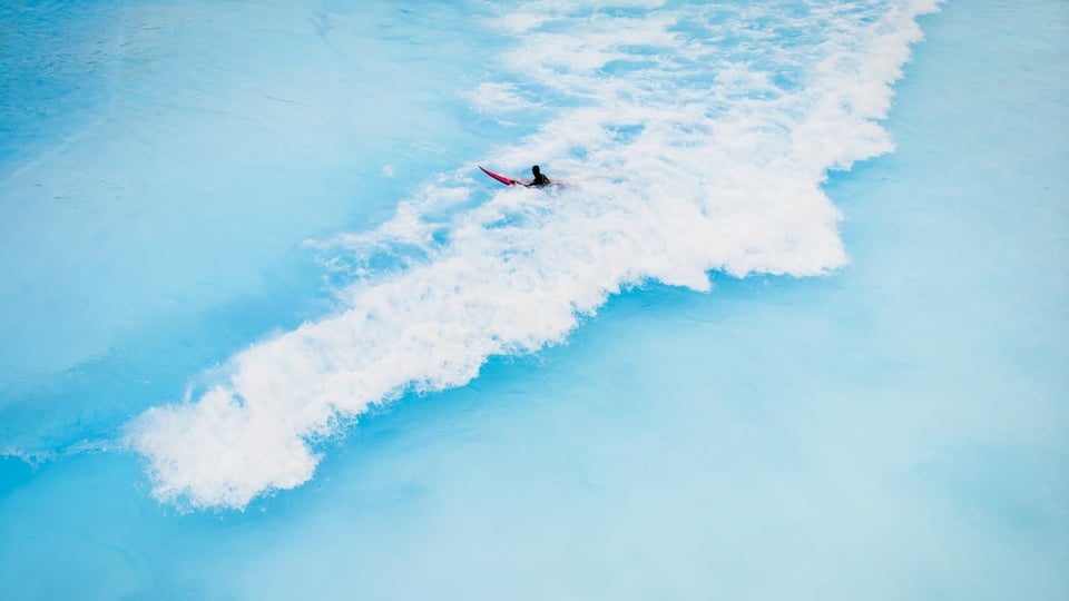 Ein Surfer in der Welle. 