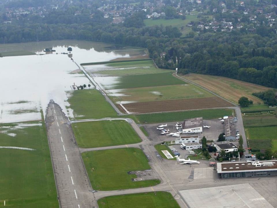 Land unter am 23. August 2005 - auch auf dem Flughafen Bern-Belp.