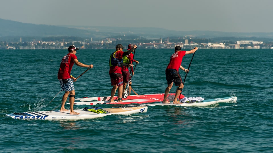 Vier Männer auf Stand-Up-Paddles.