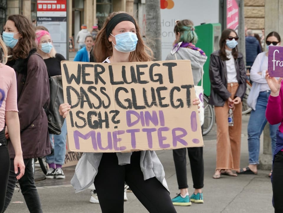 Junge Frau mit Plakat. 