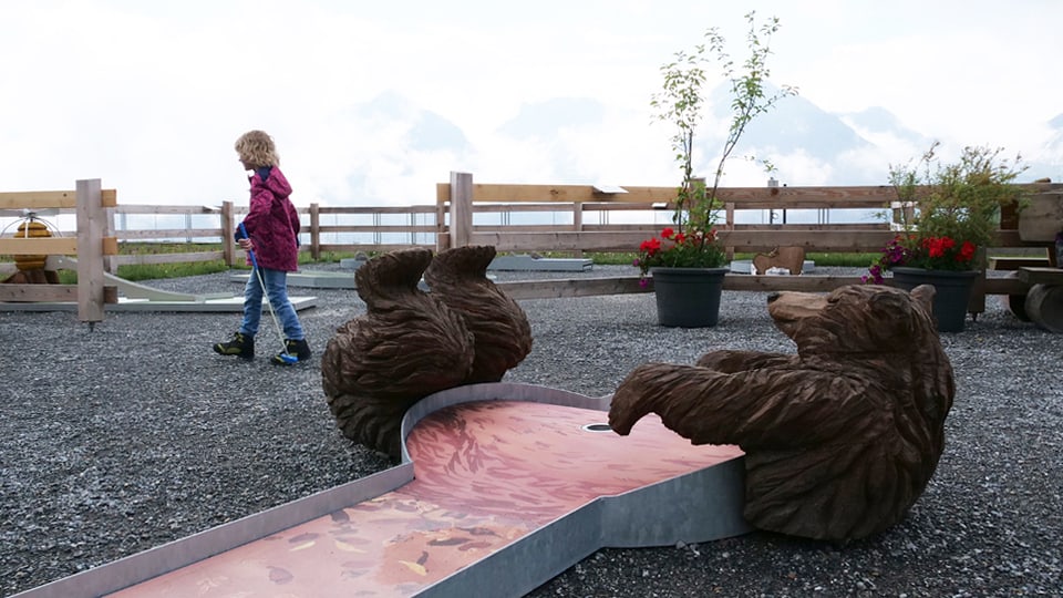 Minigolfanlage mit dreidimensionalem Bär