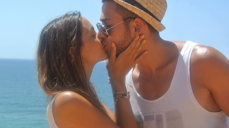 Die Miss Schweiz und ihr Freund küssen sich am Meer. 