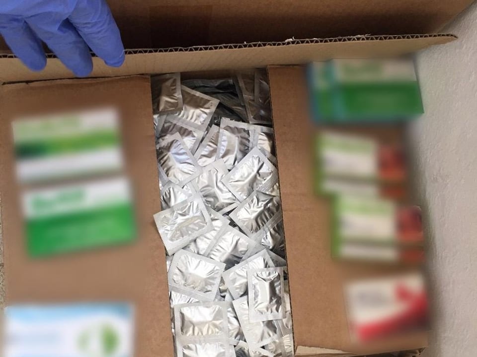 Schachtel mit beschlagnahmten Medikamenten.