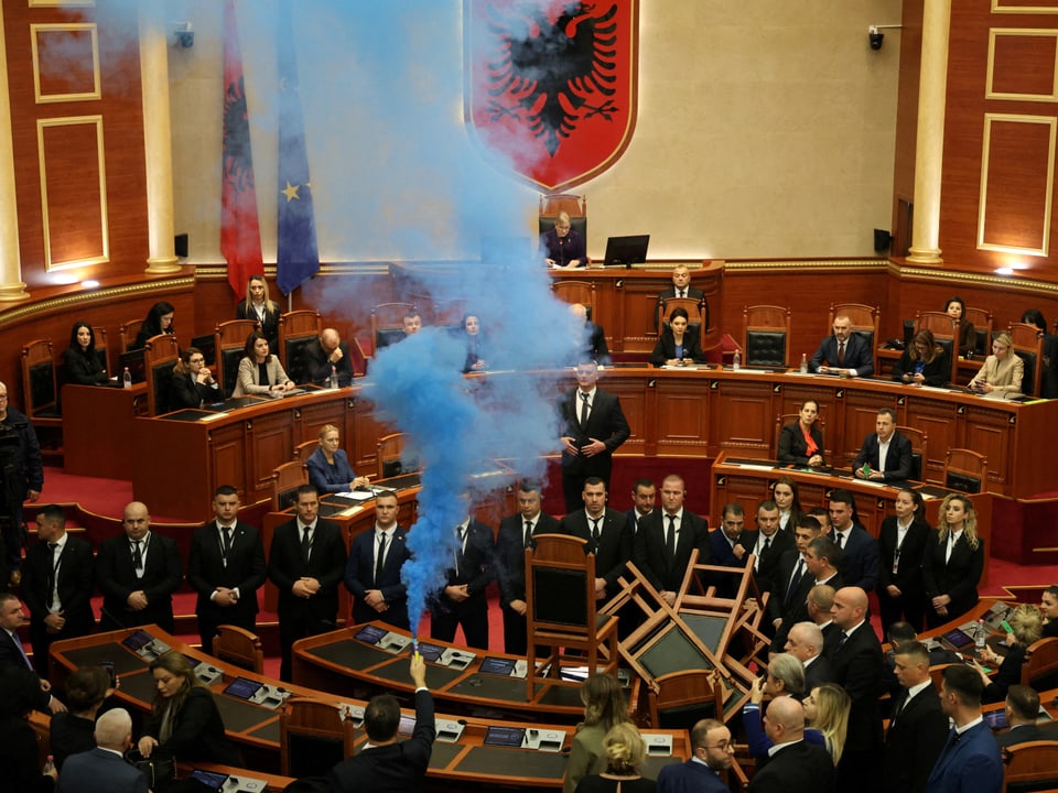 Blauer Rauch im Parlamentssaal.