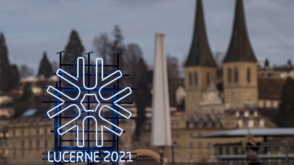 Das Logo der Winteruniversiade mit der Luzerner Hofkirche im Hintergrund.