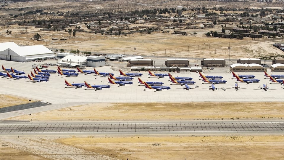 Dutzende 737-Max-Maschinen der Southwest Airlines sind in Victorville in Südkalifornien parkiert.