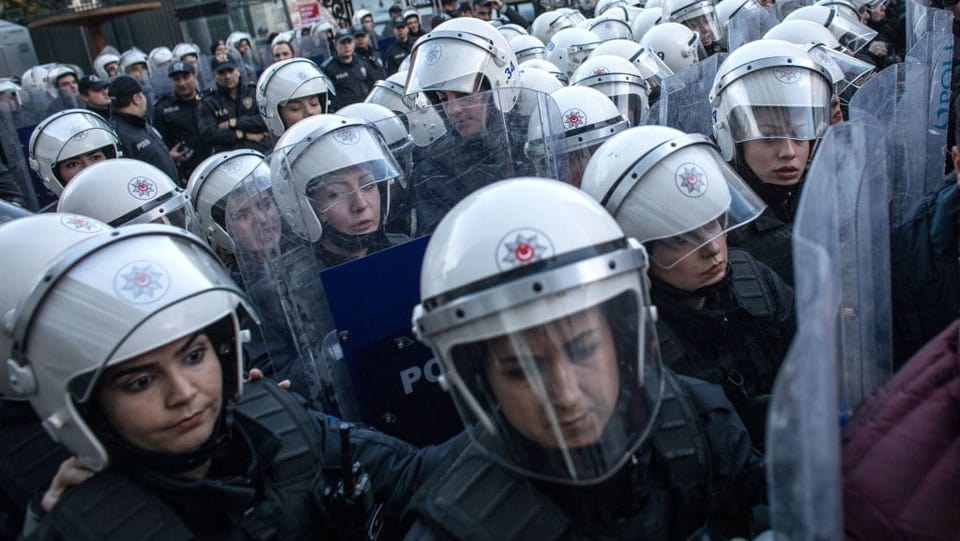 Türkische Polizistinnen in Kampfmontur stehen in Reih und Glied.