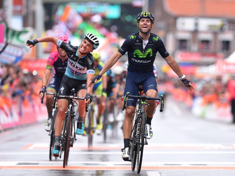 Alejandro Valverde breitet bei der Zieldurchfahrt die Arme aus und geniesst seinen Triumph, hinter ihm 