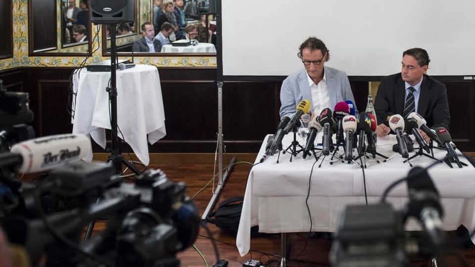 Geri Müller mit seinem Anwalt an einer Medienkonferenz