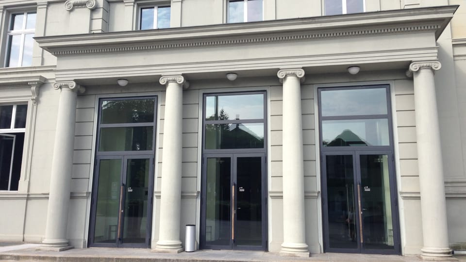 Das Kultur- und Kongresszentrum Kuk in Aarau von aussen betrachtet, mit den 4 Säulen beim Eingang.