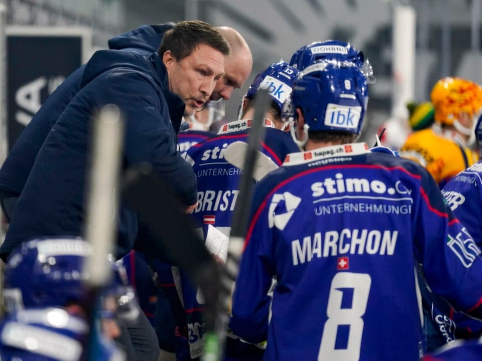 Alles wieder im Lot bei Kloten Trainer Jeff Tomlinson nimmt seine Schützlinge ins Gebet.