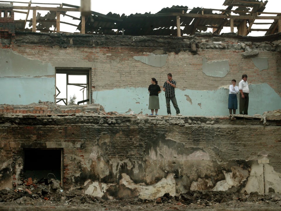 Beim Sturm auf die Schule lieferten sich die Terroristen, Sicherheitskräfte und bewaffnete Beslaner eine stundenlange Schiesserei. Am Schluss bleibt Sprachlosigkeit. (reuters)
