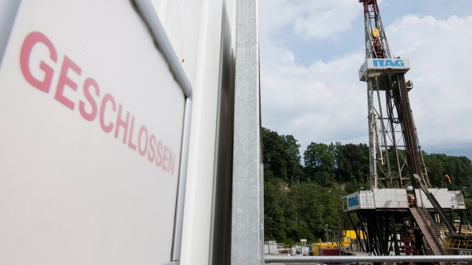 Der Bohrturm in St. Gallen, im Vordergrund eine Tafel mit der Aufschrift «Geschlossen»