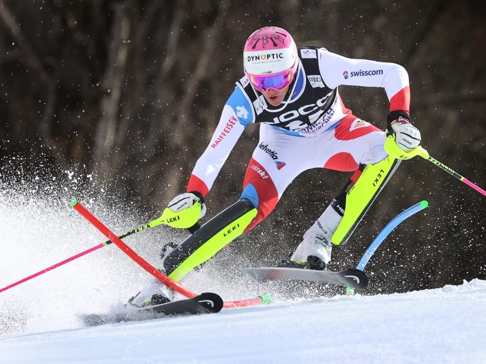 So schnell ist es passiert Tanguy Nef fädelt im 1. Garmisch-Slalom im 2. Lauf ein und scheidet aus.