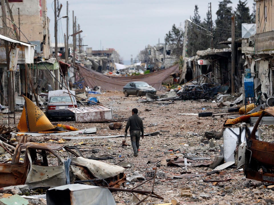 Ein Mann läuft durch die völlig zerstörte syrische Stadt Kobane 