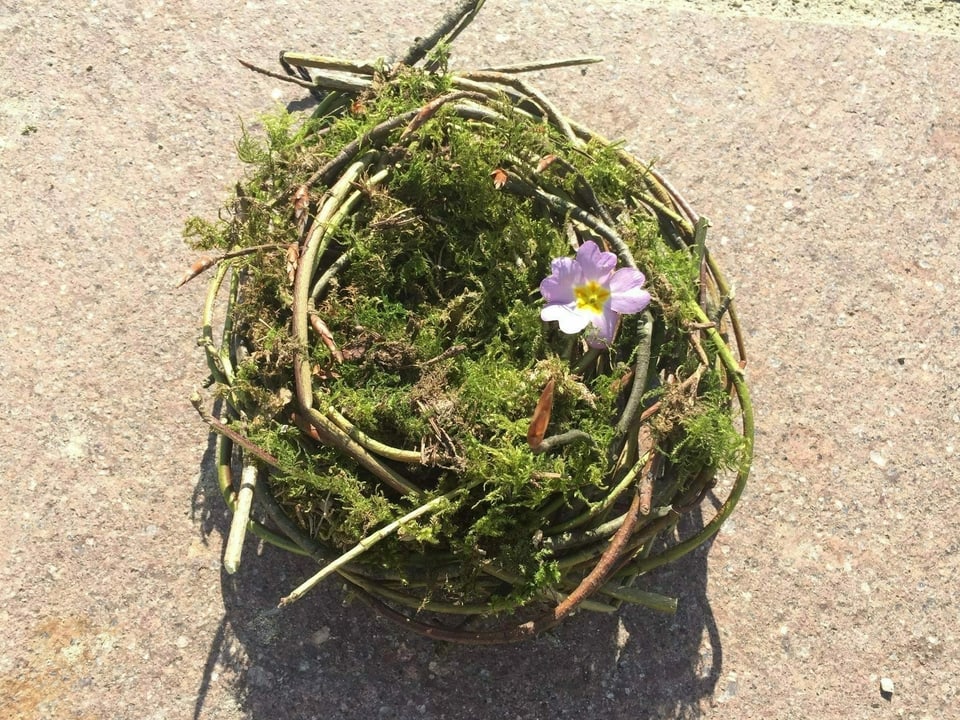 Selbst gebasteltes Osternest mit Zweigen und Moos