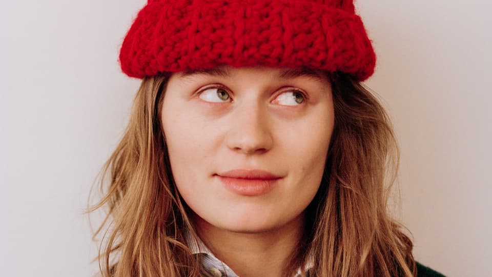 Porträt von Marie Ulven Ringheim alias «Girl in Red» mit roter Strickmütze