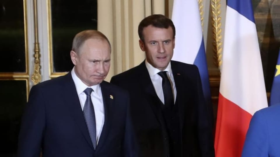 Wladimir Putin und Emmanuel Macron stehen nebeneinander.