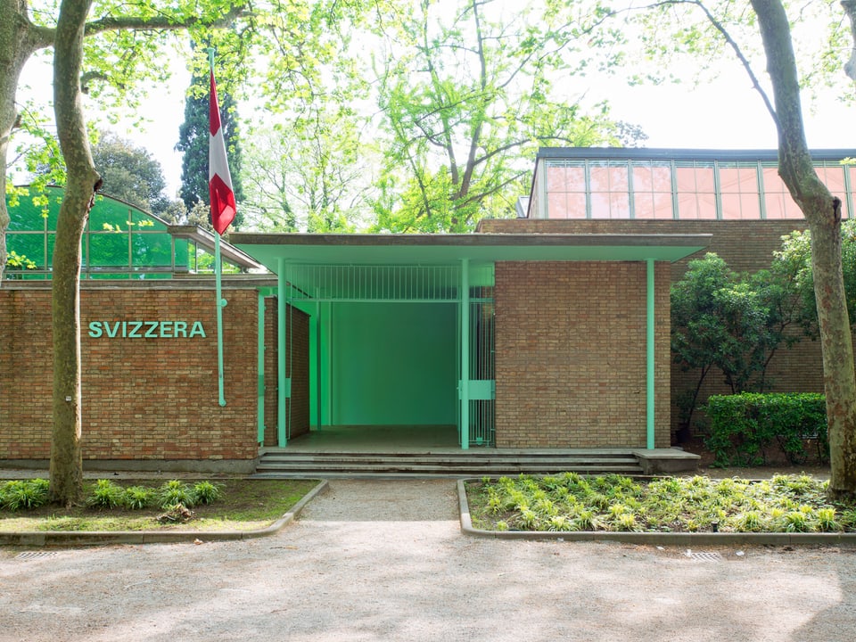Der Eingang zum Schweizer Pavillon. Er ist grün.
