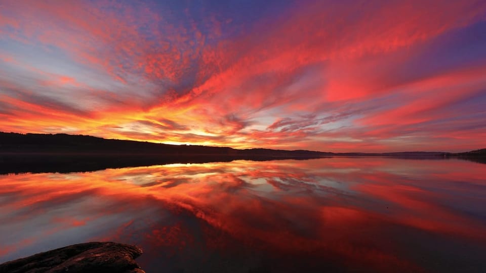 unglaublich schön, dieser Sonnenuntergang mit der Spiegelung auf dem See