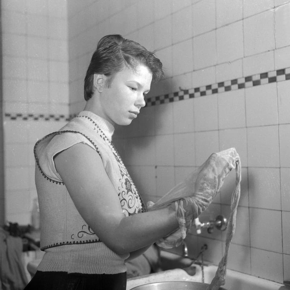 Eine Frau wäscht ihre Damenstrumpfhose.