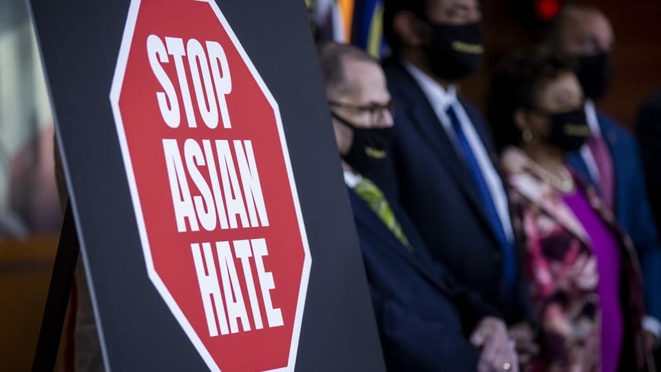 Schild mit der Aufschrift "Stop Asian Hate".