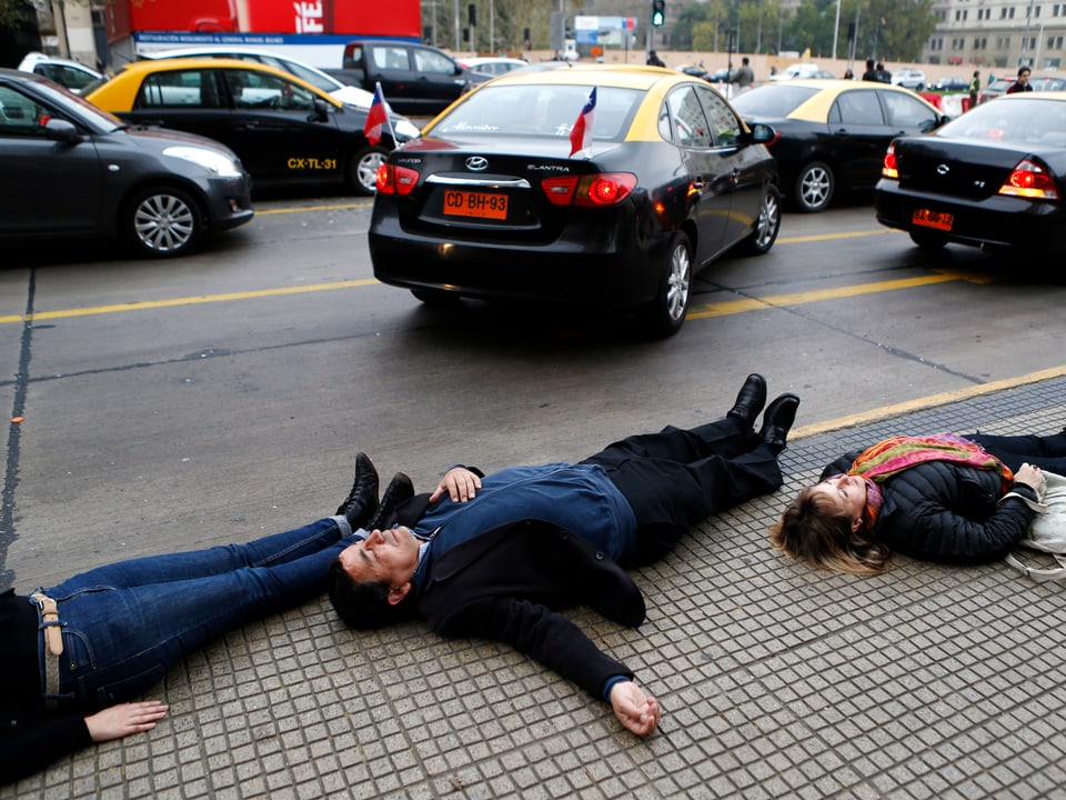 Menschen in Santiago de Chile liegen am Boden. Sie erinnern an die «Verschwundenen» während der Pinochet-Diktatur. (reuters)