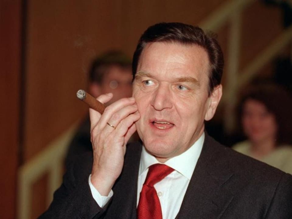 Gerhard Schröder wird neuer deutscher Bundeskanzler.