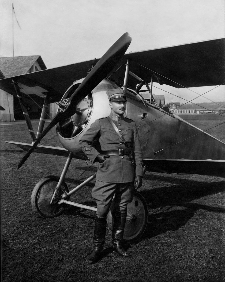 Oskar Bider in Dübendorf vor einer Nieuport 23C-1.