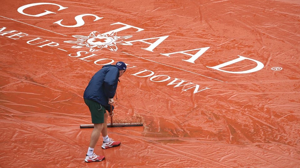 Der Sand auf dem Tennisturnier-Spielfeld in Gstaad wird bereitgemacht.