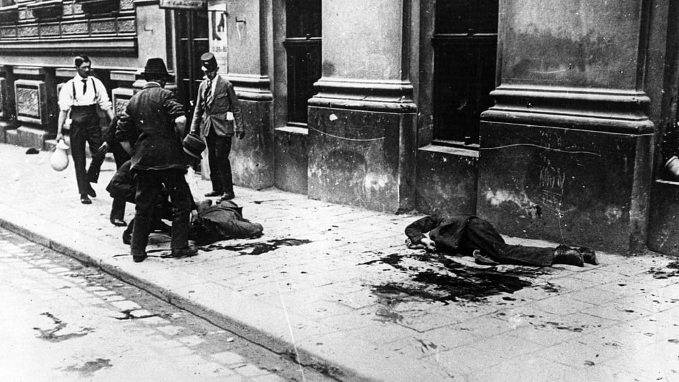 Zwei Tote auf der Strasse von Wien.