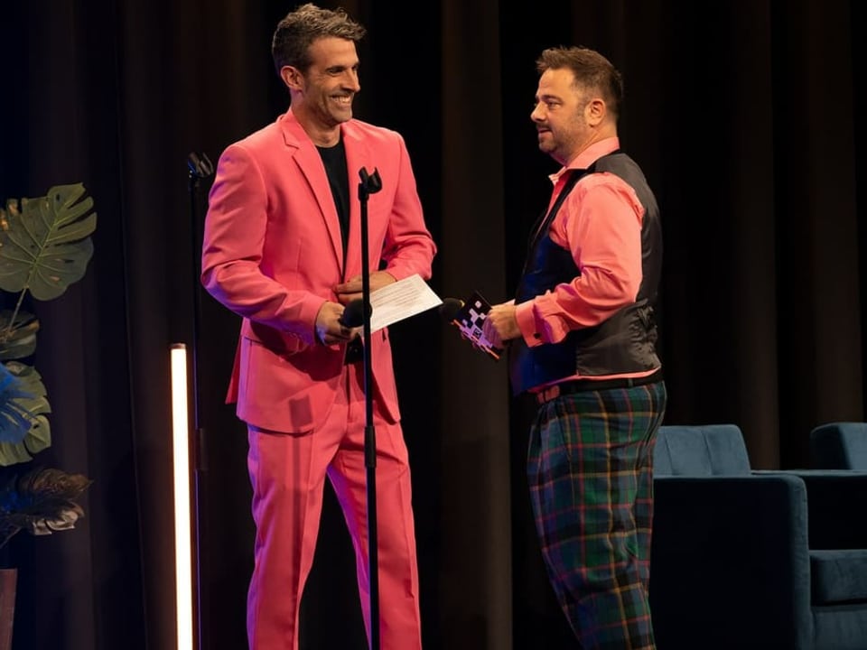 Marco Thomann und Philippe Gerber stehen auf der Bühne des SRF «Comedy-Zmorge», beide in pinken Klamotten.