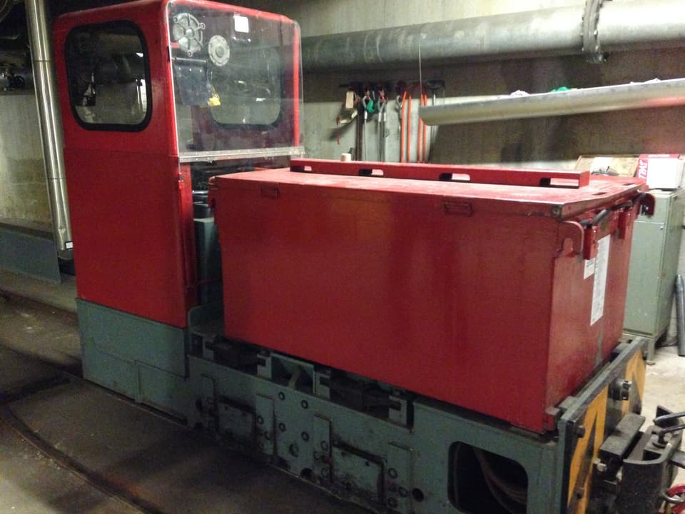 Die rote Lokomotive der wenig bekannten Zürcher Untergrundbahn.