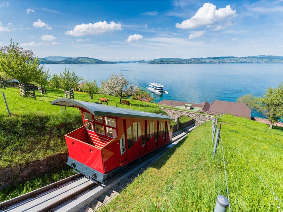 Die Standseilbahn auf dem Bürgenstock, im Hintergrund der See mit dem Katamaran.