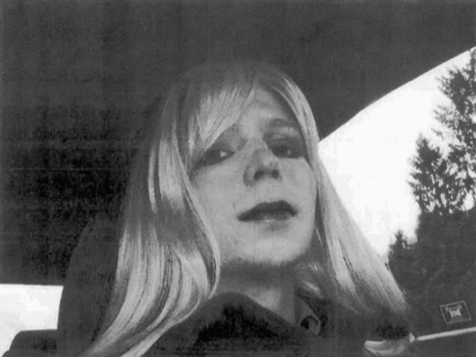 Bradley Manning im Auto mit einer Perücke über dem Kopf. 