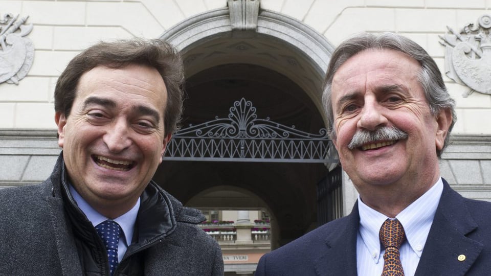 Marco Borradori (links) und Giorgio Giudici posieren vor dem Rathaus in Lugano. (keystone)