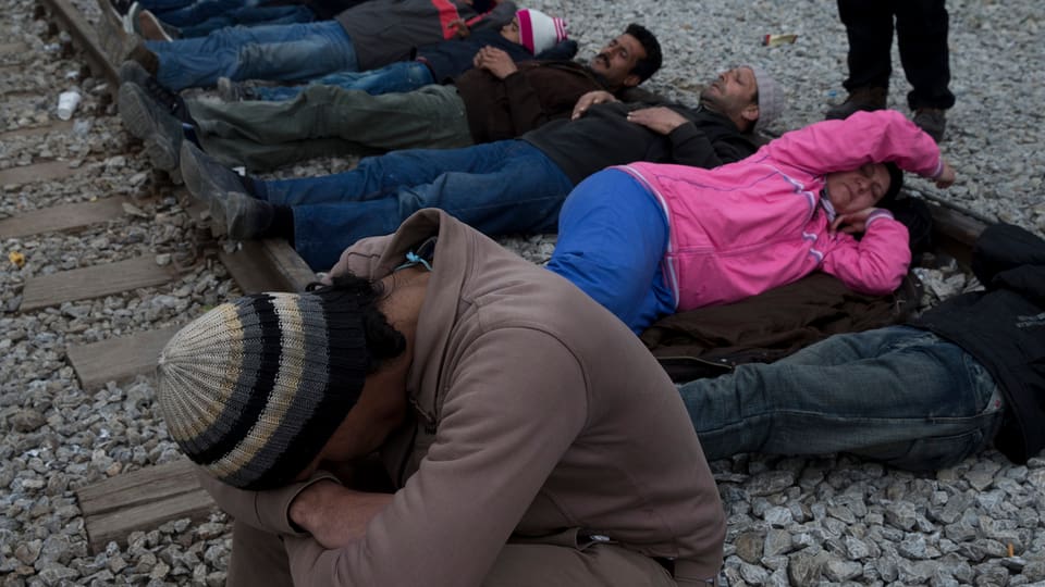 Flüchtlinge blockieren die Bahnschienen