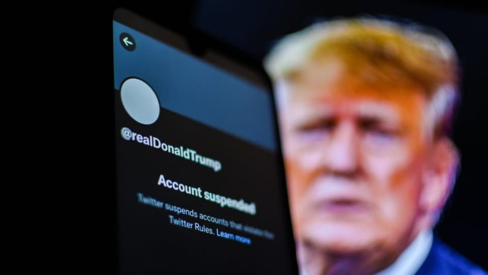 Twitter-Account  @realDonaldTrump auf einem Mobiltelefon geöffnet, mit dem Hinweis, dass der Account gesperrt ist.