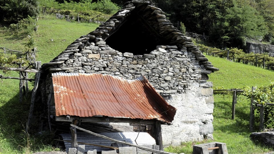 Ein zerfallenes Steinhäuschen im Tessin.