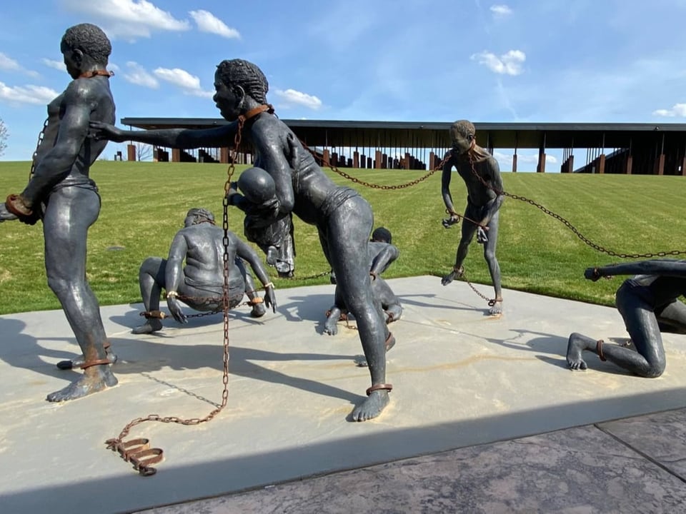 Eine Skultpr, die mehrere verzweifelte, angekettete Sklaven zeigt