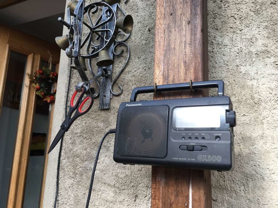 Ein Radiogerät hängt an einem Pfosten.