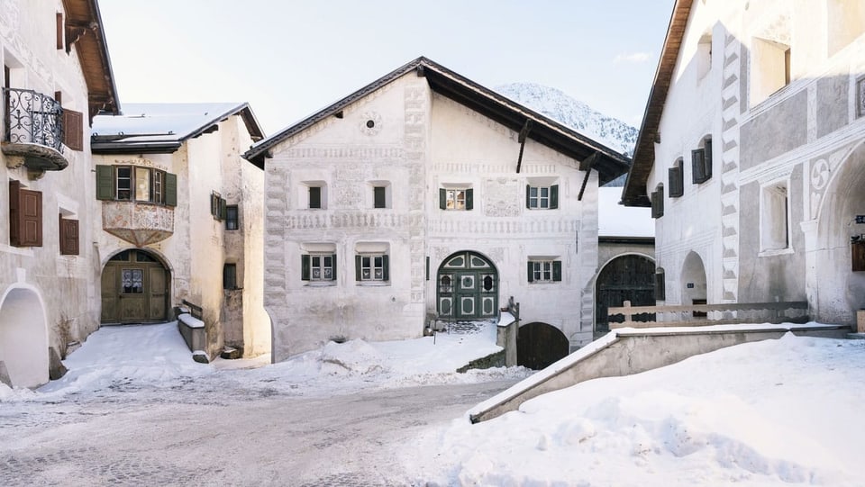 Alte Engadiner Häuser in Winter