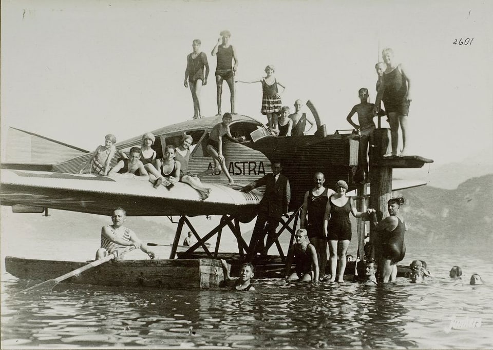 Eine F 13 schwimmt im Vierwaldstättersee, umringt von Badegästen in alten Badeanzügen.