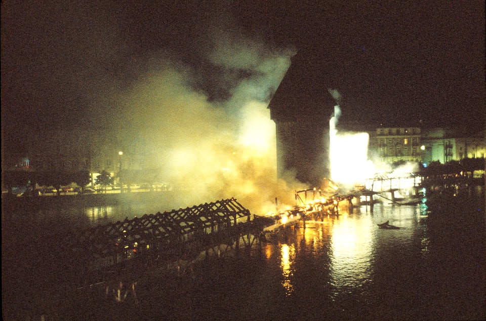 Die brennende Kapellbrücke in der Nacht.