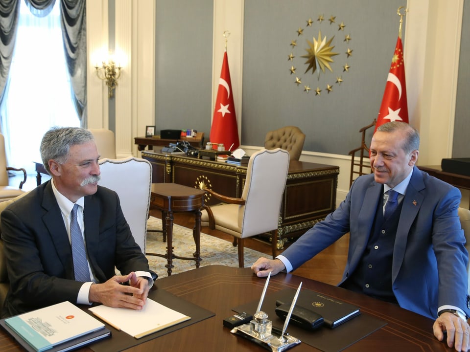 Formel-1-Geschäftsführer Chase Carey bei Verhandlungen mit dem türkischen Präsidenten Recep Tayyip Erdogan
