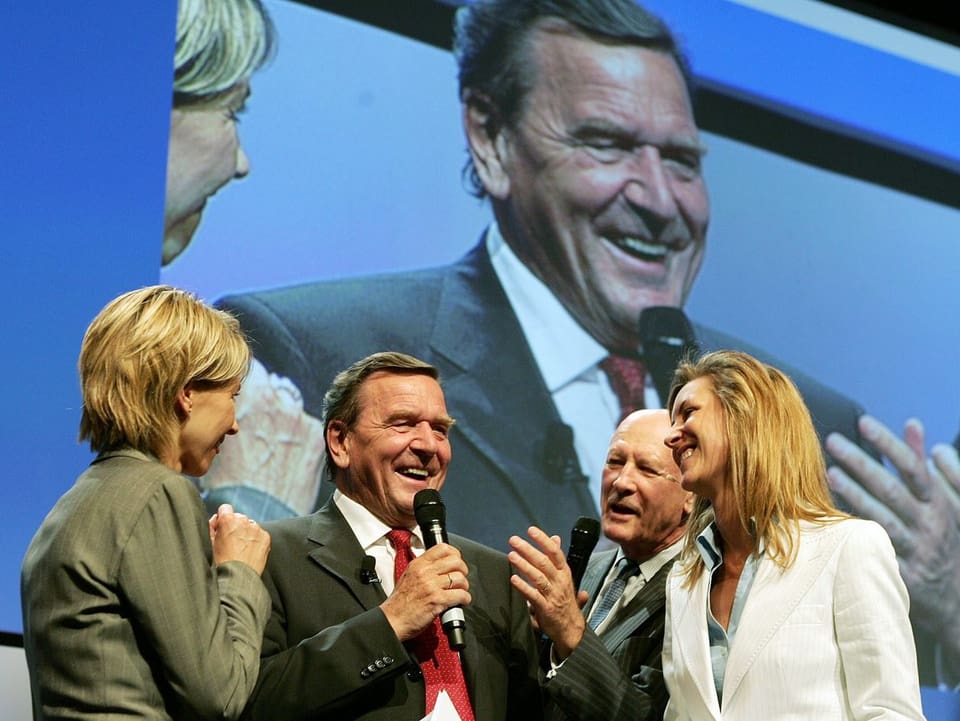 Gerhard Schröder mit drei Menschen