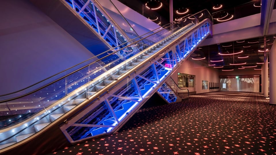 Foyer mit Rolltreppen im Kino