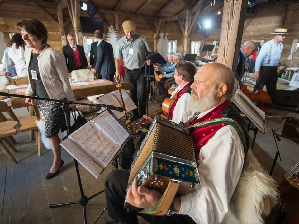 Länderformation spielt in Aarau, im Vordergrund ein Akkordeon-Spieler