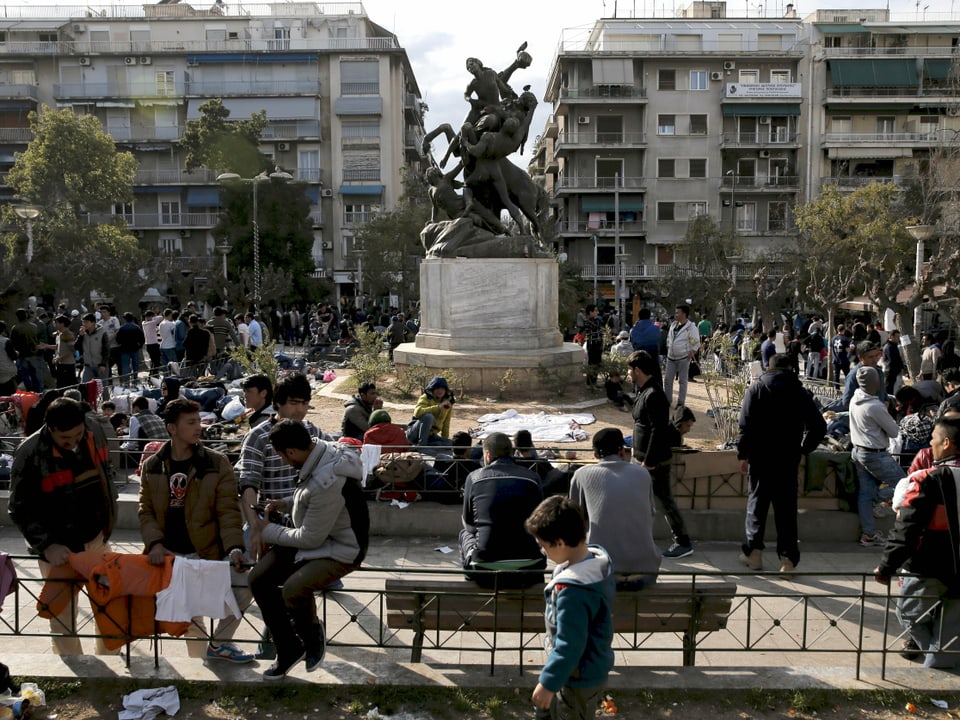 Zahlreiche Flüchtlinge auf dem Viktoria-Platz in Athen