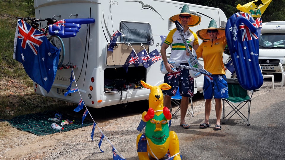 Fans mit der australischen Flagge am Strassenrand